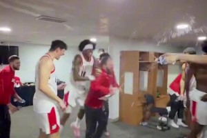 杨瀚森所在撕裂之城混音以下克上战胜对手晋级，赛后更衣室庆祝